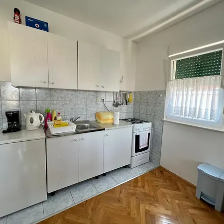 Bright And Cozy With Balcony In Kastel Luksic