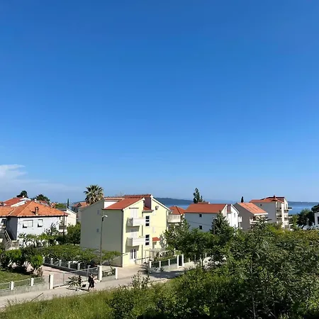 Bright And Cozy With Balcony In Kastel Luksic Daire