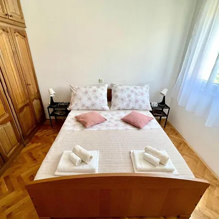 Daire Bright And Cozy With Balcony In Kastel Luksic