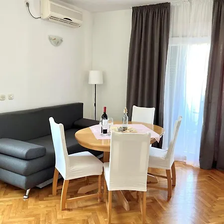 Bright And Cozy With Balcony In Kastel Luksic Daire *