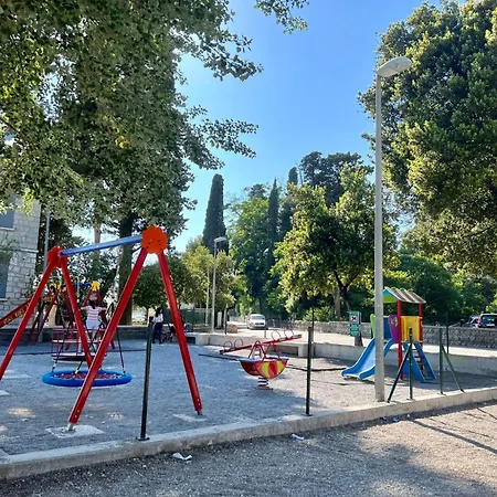 Daire Bright And Cozy With Balcony In Kastel Luksic Kastela