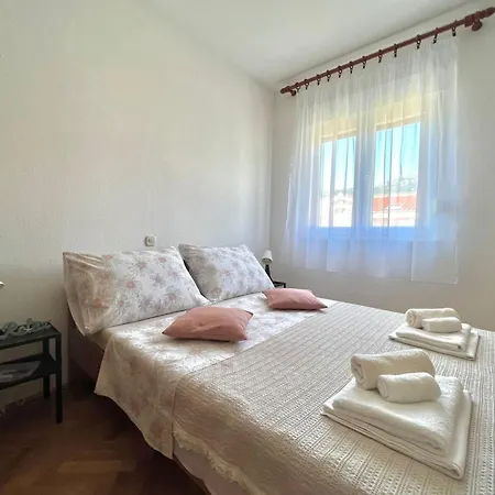 Bright And Cozy With Balcony In Kastel Luksic * Kastela