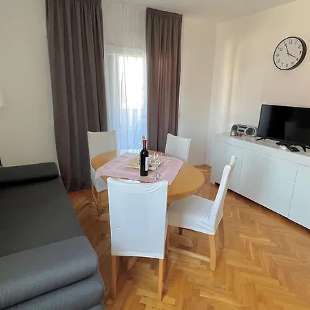 Daire Bright And Cozy With Balcony In Kastel Luksic Kastela