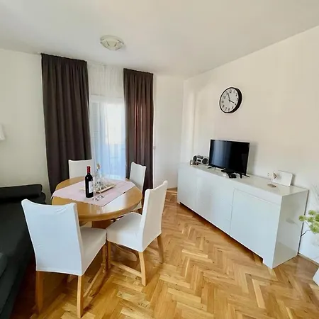 Bright And Cozy With Balcony In Kastel Luksic Kastela